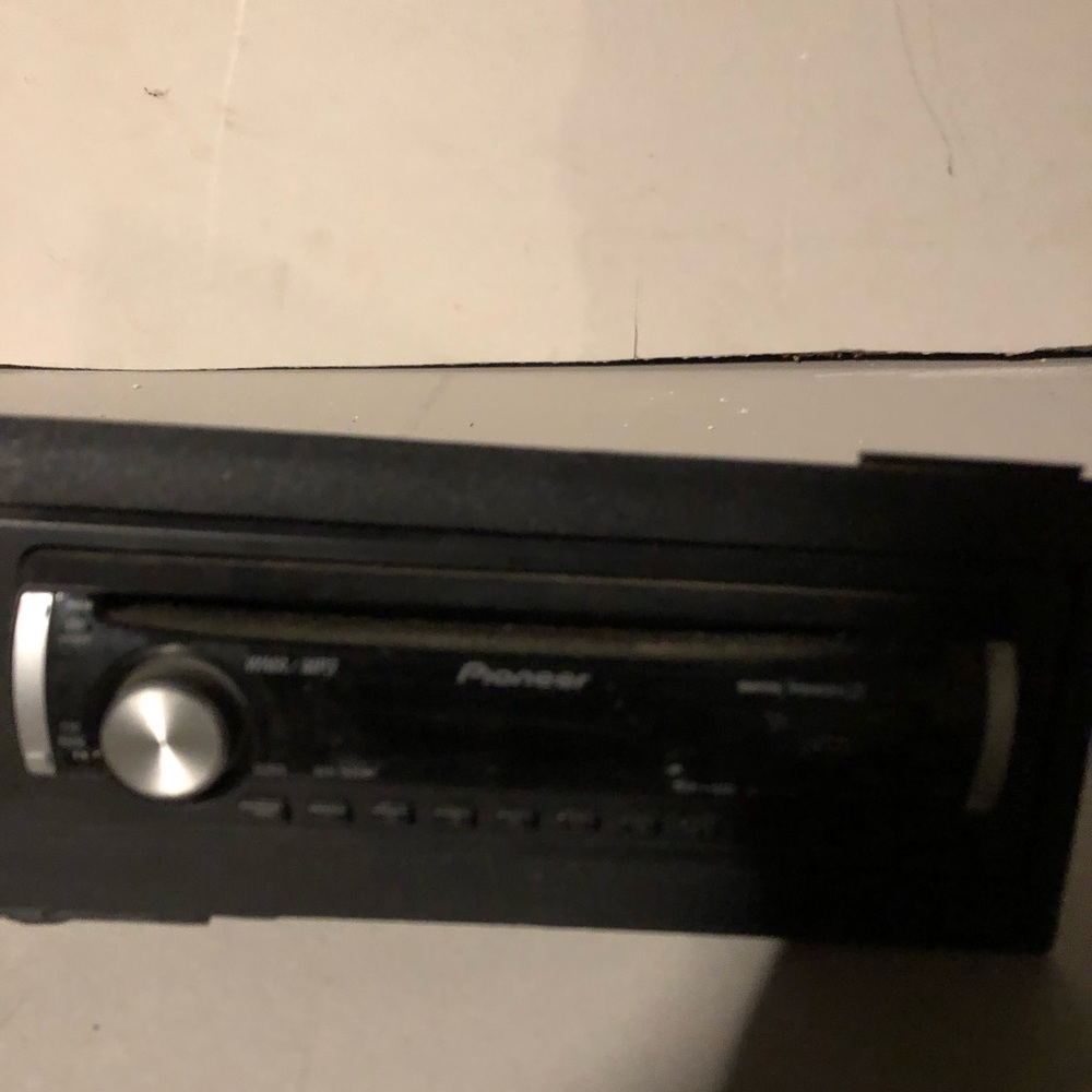 Single DEH-19 MP radio